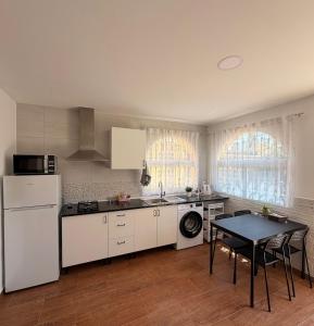2-Bedroom Apartment 1-Minute Walk to the Beach