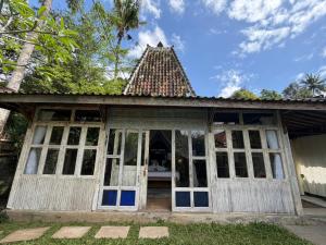 Sarini Joglo Villa by Manara