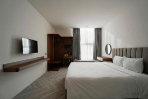 Len Hotel