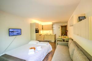 Studio La Finestra Sulle Piste with Balcony and Garage - Happy Rentals