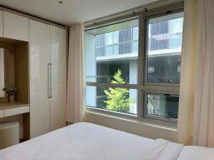 Healing stay just 3 minutes on foot from Gwanghwamun, within walking distance to Myeongdong, Gyeongbokgung, and Insadong