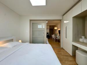 Healing stay just 3 minutes on foot from Gwanghwamun, within walking distance to Myeongdong, Gyeongbokgung, and Insadong