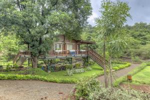 CosmicStays Yotsuba Luxury Chalet in a Zen Forest