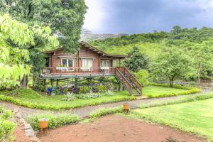 CosmicStays Yotsuba Luxury Chalet in a Zen Forest
