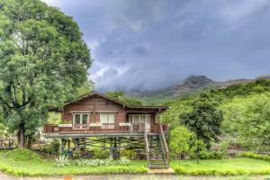 CosmicStays Yotsuba Luxury Chalet in a Zen Forest