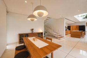 Casca - 3BR Luxury Villa Setraduta with Waterfall View