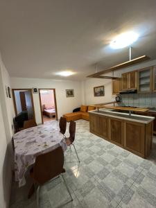 2 bedroom apartment with free parking
