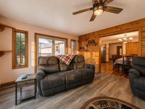 Dog-friendly 6-acre 5BR 3BA home, game room, deck, Wisconsin Dells 10min