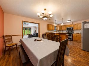 Dog-friendly 6-acre 5BR 3BA home, game room, deck, Wisconsin Dells 10min