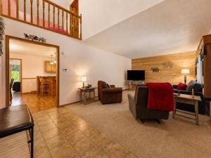 Dog-friendly 6-acre 5BR 3BA home, game room, deck, Wisconsin Dells 10min