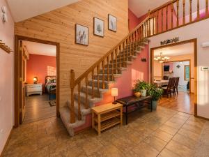 Dog-friendly 6-acre 5BR 3BA home, game room, deck, Wisconsin Dells 10min