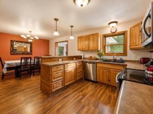 Dog-friendly 6-acre 5BR 3BA home, game room, deck, Wisconsin Dells 10min