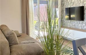 Beautiful Home In Oroslavje With Wifi