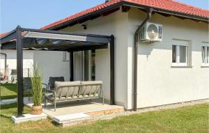 2 Bedroom Lovely Home In Oroslavje