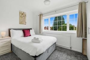 Comfortable 3 bed house near Bedgrove park