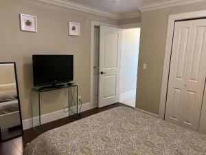 Equipped Guesthouse Near Oakridge Mall