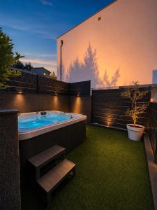 Luxury Modern Oasis with Private Garden" Grand Jacuzzi"