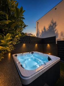 Luxury Modern Oasis with Private Garden" Grand Jacuzzi"