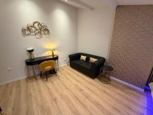 CosyNest - Studio Golden Midnight