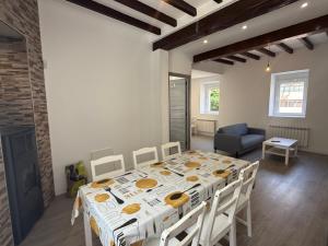 Chalet reformado 14 pax BBQ y jardín10 min playa