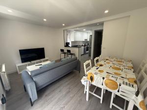 Chalet reformado 14 pax BBQ y jardín10 min playa