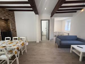 Chalet reformado 14 pax BBQ y jardín10 min playa