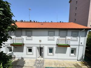 Chalet reformado 14 pax BBQ y jardín10 min playa