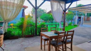 Nemoris Boho Garden House and Caravan - BBQ area