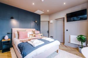 Elegant 1-Bedroom Studio with Luxury Finishes