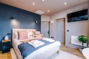 Elegant 1-Bedroom Studio with Luxury Finishes