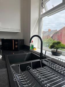 Percy Home - NEW 2 Br 1 Bath Hollidays andContractors