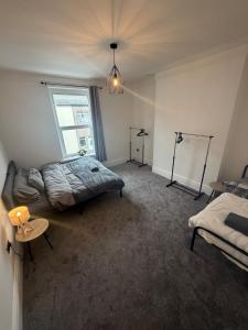 Percy Home - NEW 2 Br 1 Bath Hollidays andContractors