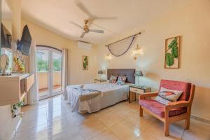 Beach & Downtown 5 minutes away - Spacious 1-bedroom with AC