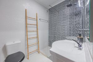 Beach & Downtown 5 minutes away - Spacious 1-bedroom with AC