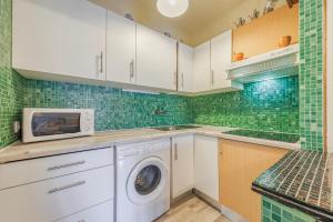 Beach & Downtown 5 minutes away - Spacious 1-bedroom with AC