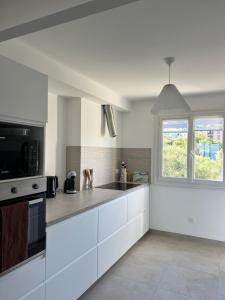 Cozy T2 with sea view, private parking - city center