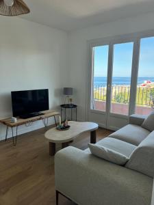 Cozy T2 with sea view, private parking - city center
