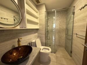 ESC Homes - Luxury 2BR at Kingdom 101 - Landmark 81 View