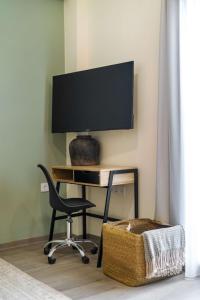 Stylish 2BR Exarchia l King Bed & Work Desk