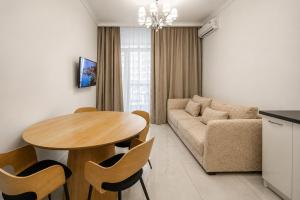 8-182 Central Park, John McCain 7, Kyiv centre, panoramic city view, 15 kW backup power, Petrovdom Apartment