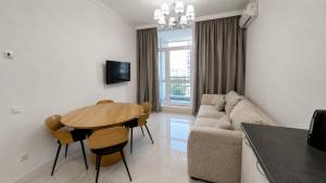 8-182 Central Park, John McCain 7, Kyiv centre, panoramic city view, 15 kW backup power, Petrovdom Apartment