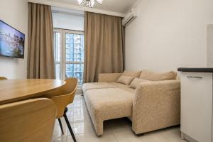 8-182 Central Park, John McCain 7, Kyiv centre, panoramic city view, 15 kW backup power, Petrovdom Apartment