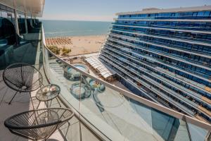 White Titanic Blue sea view Studio parking