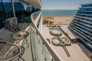 White Titanic Blue sea view Studio parking