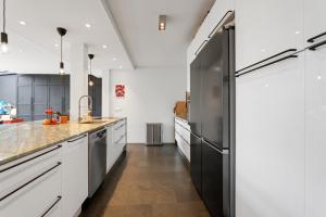 4BR Modern Family Home - Hot Tub, Garden and Parking