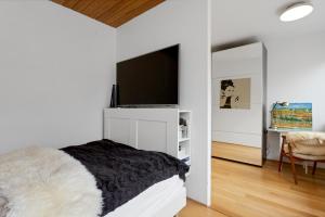 4BR Modern Family Home - Hot Tub, Garden and Parking