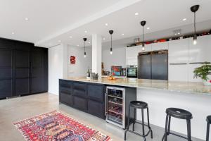4BR Modern Family Home - Hot Tub, Garden and Parking