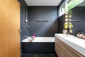 4BR Modern Family Home - Hot Tub, Garden and Parking