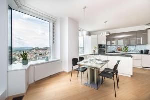 Panorama Escape 26th Floor - Castle & City Views