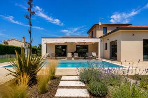 Villa Flores by Briskva